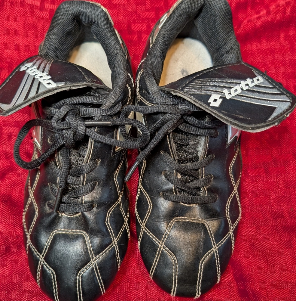 LOTTO Kids Black and White Soccer Cleats